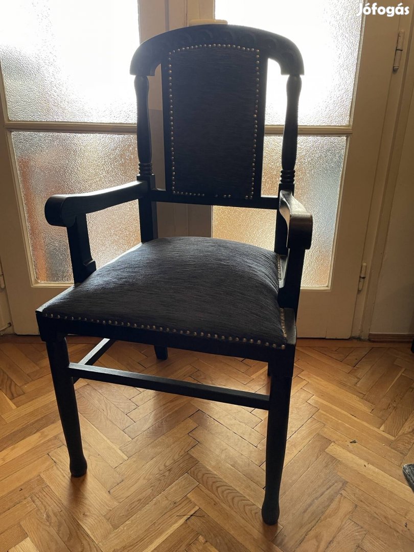 Fekete fa székek 