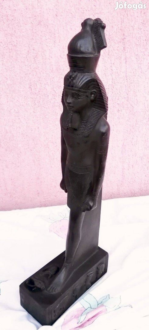 Fekete fáraó álló szobor körben egyiptomi szimbólumokkal, és hieroglif
