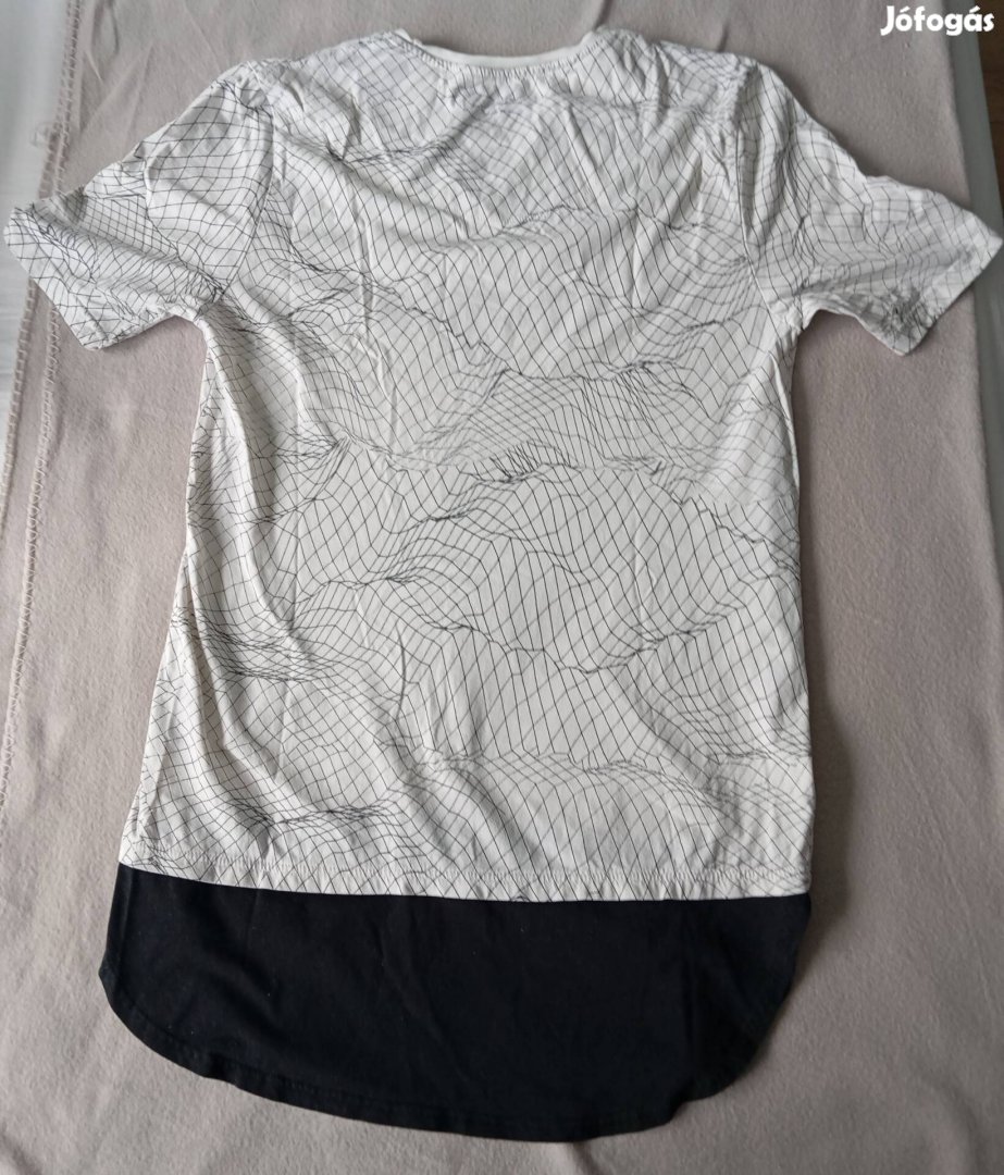 Fekete-fehér, aszimmetrikus hosszított póló