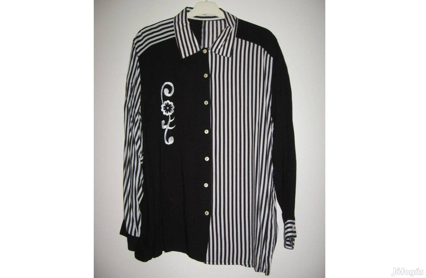 Fekete-fehér extravagáns mintázatú blúz