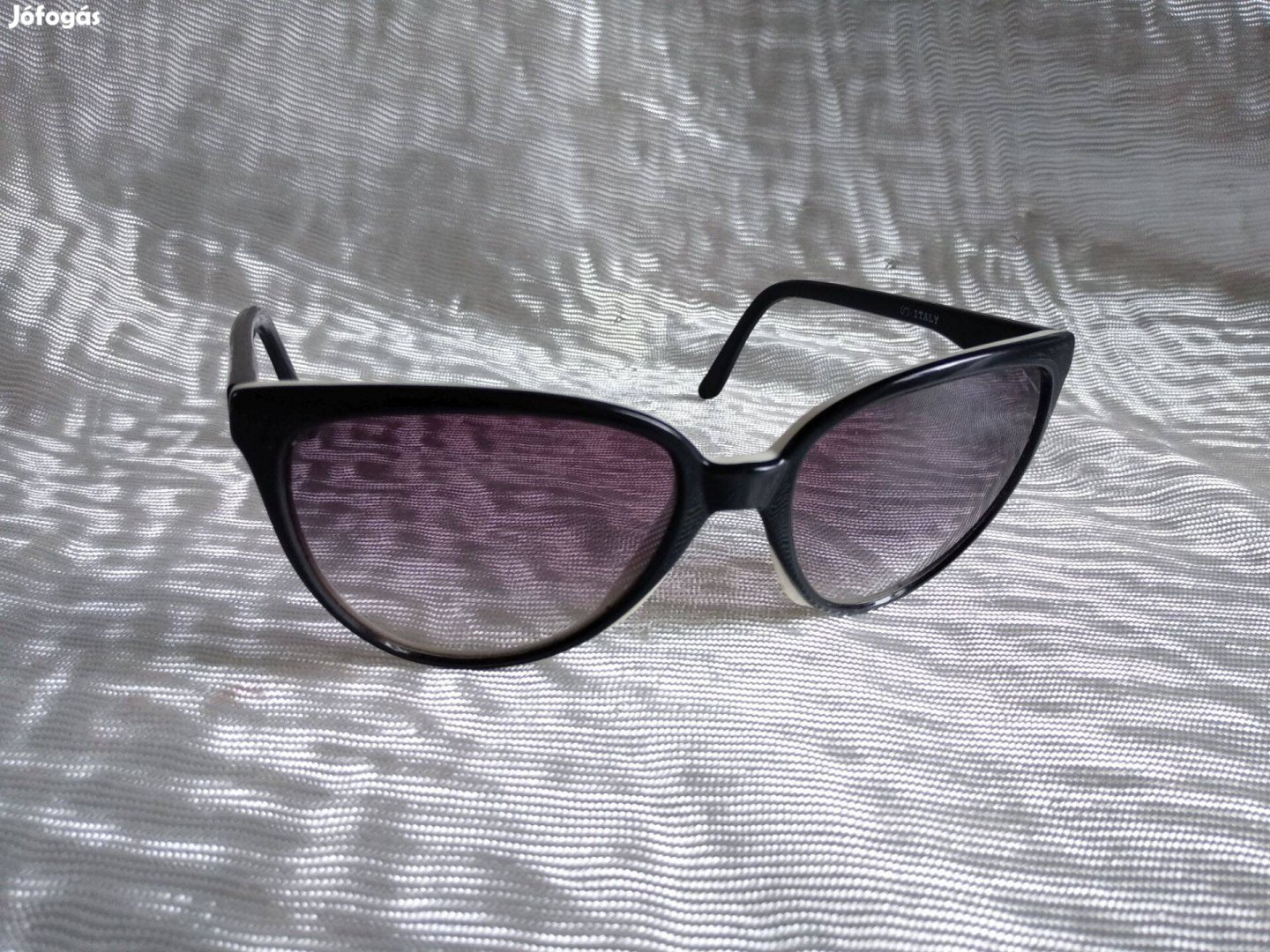 Fekete-fehér retro napszemüveg