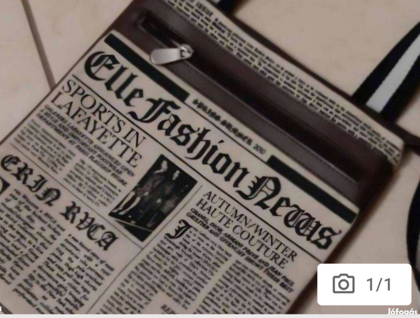 Feketefehér újságmintás női válltáska