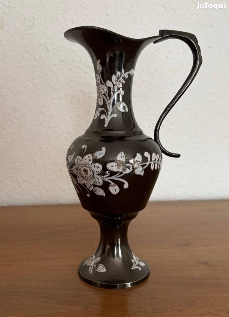 Fekete fehér virágmintás indiai fém váza kancsó kiöntő