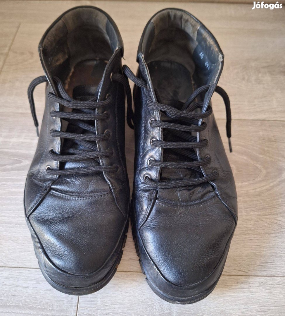 Fekete félmagasszárú férfi bőrcipő. 42-es