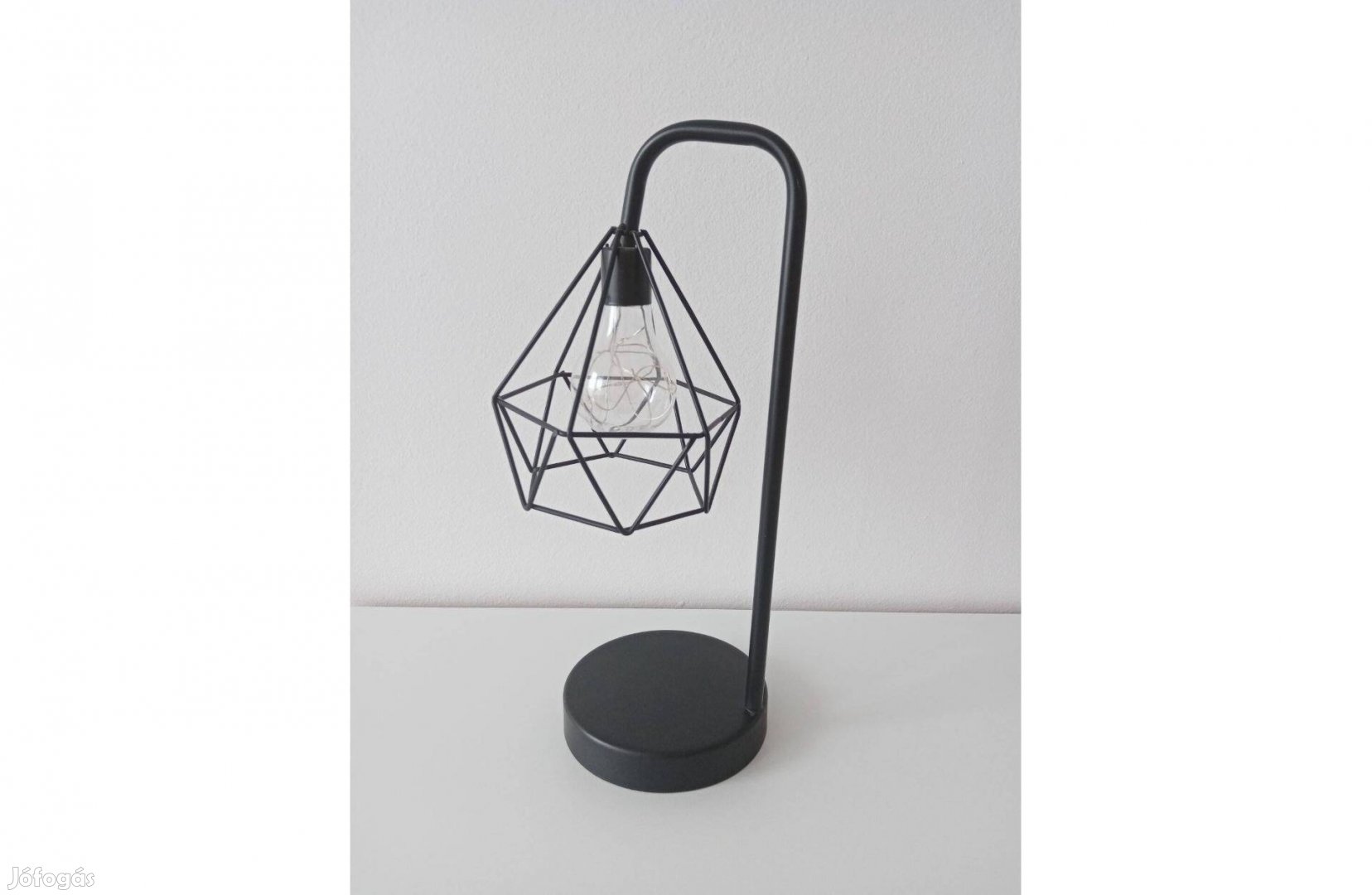 Fekete fém dekorációs asztali lámpa Pepco eladó