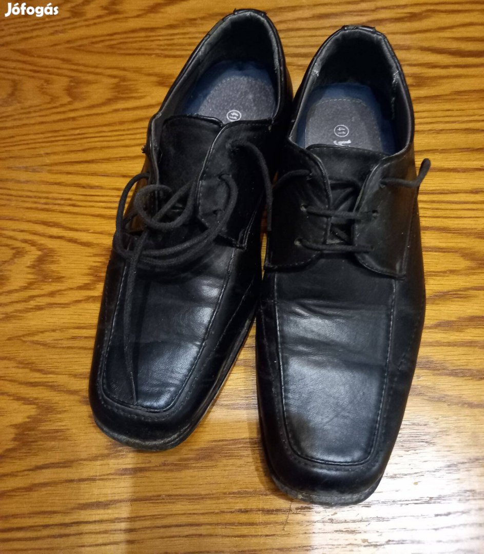 Fekete fűzős cipő