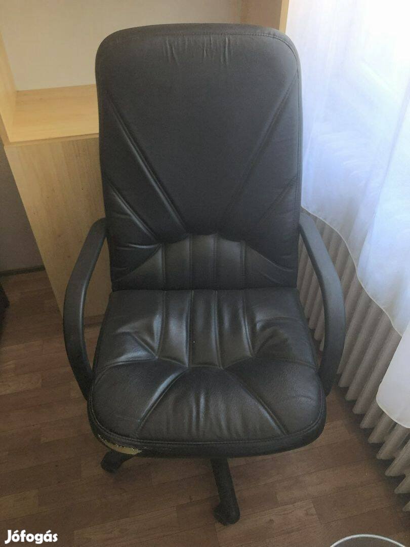 Fekete görgős szék