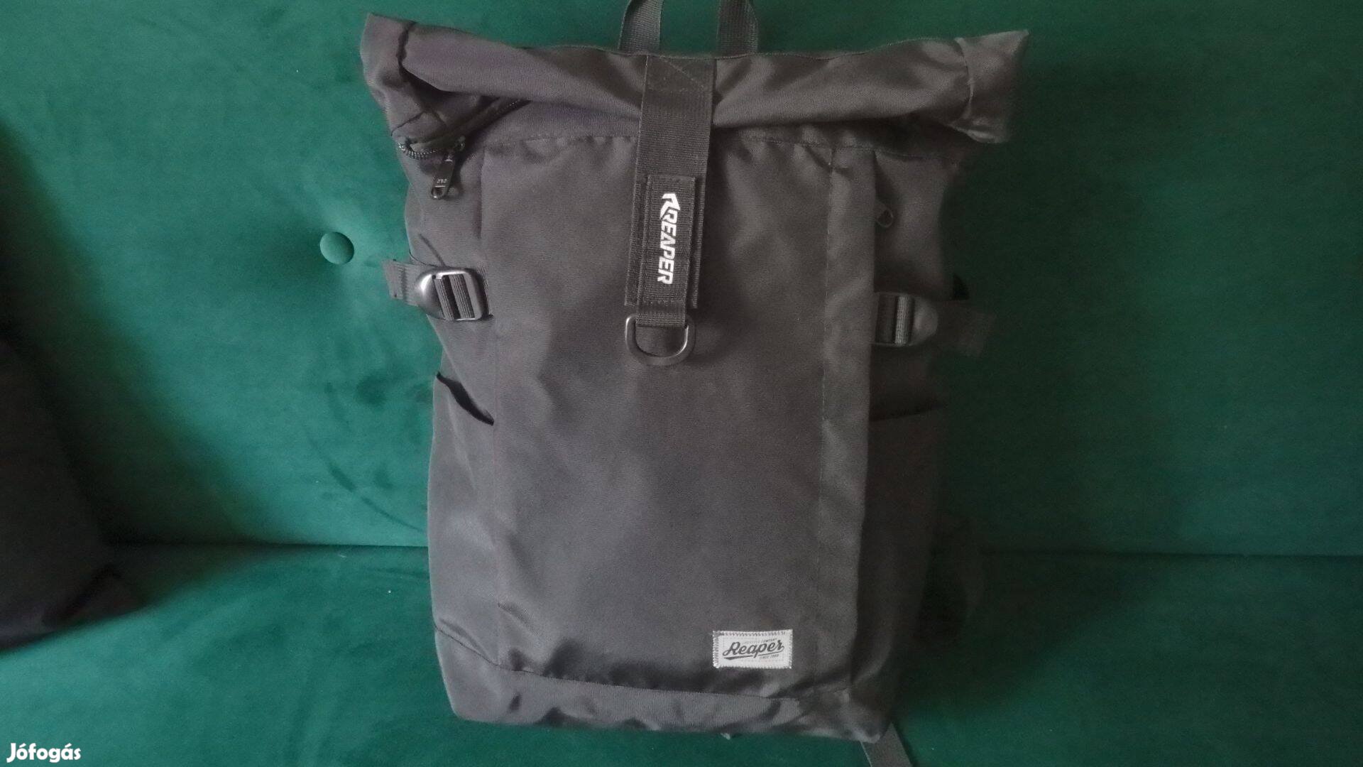 Fekete hátizsák, 40/50 cm magas és 39 cm széles