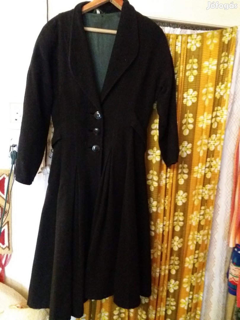 Fekete hosszú loknis, ejtettvállú tavaszi kabát "40"