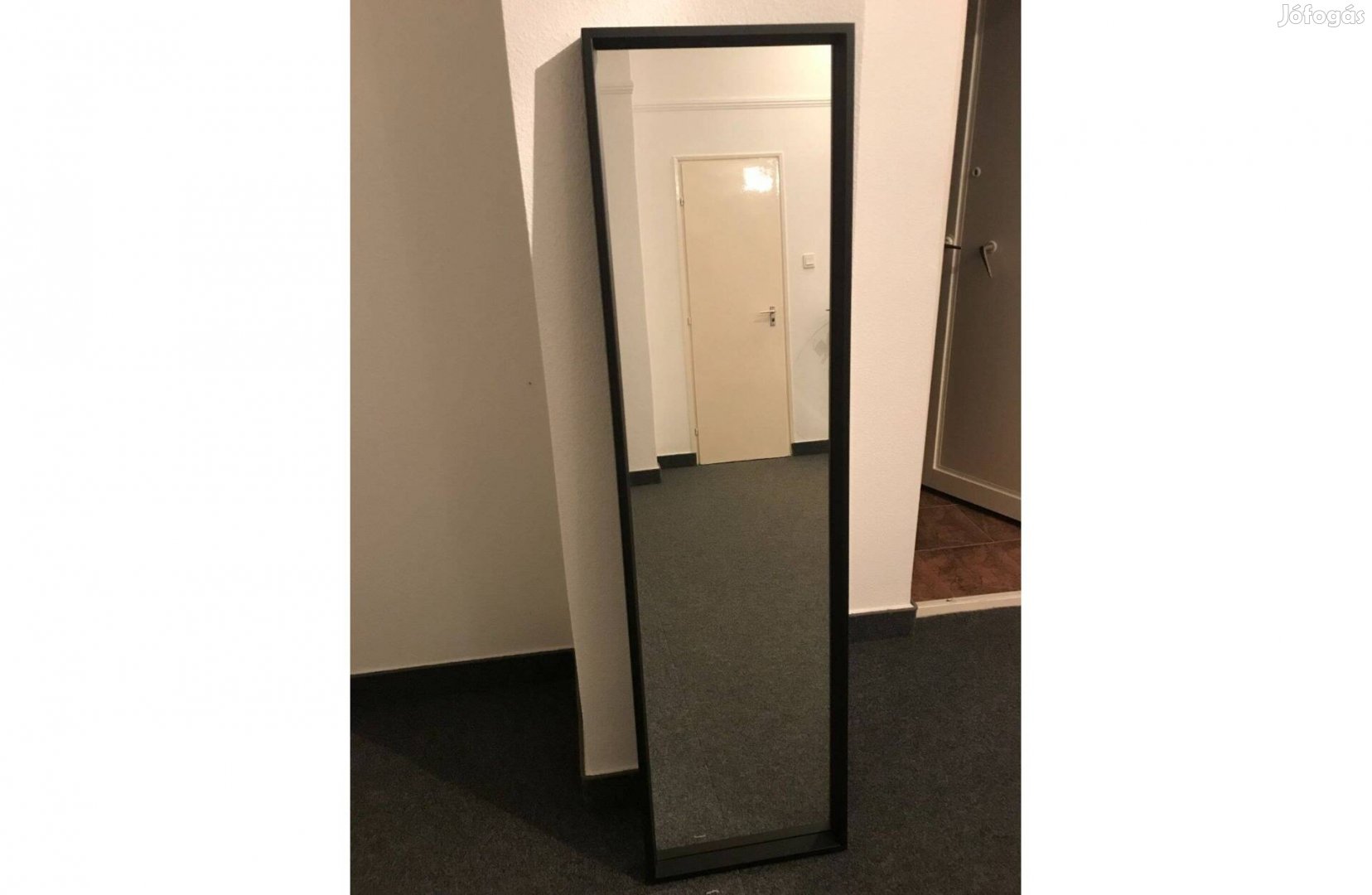 Fekete keretes fali tükör