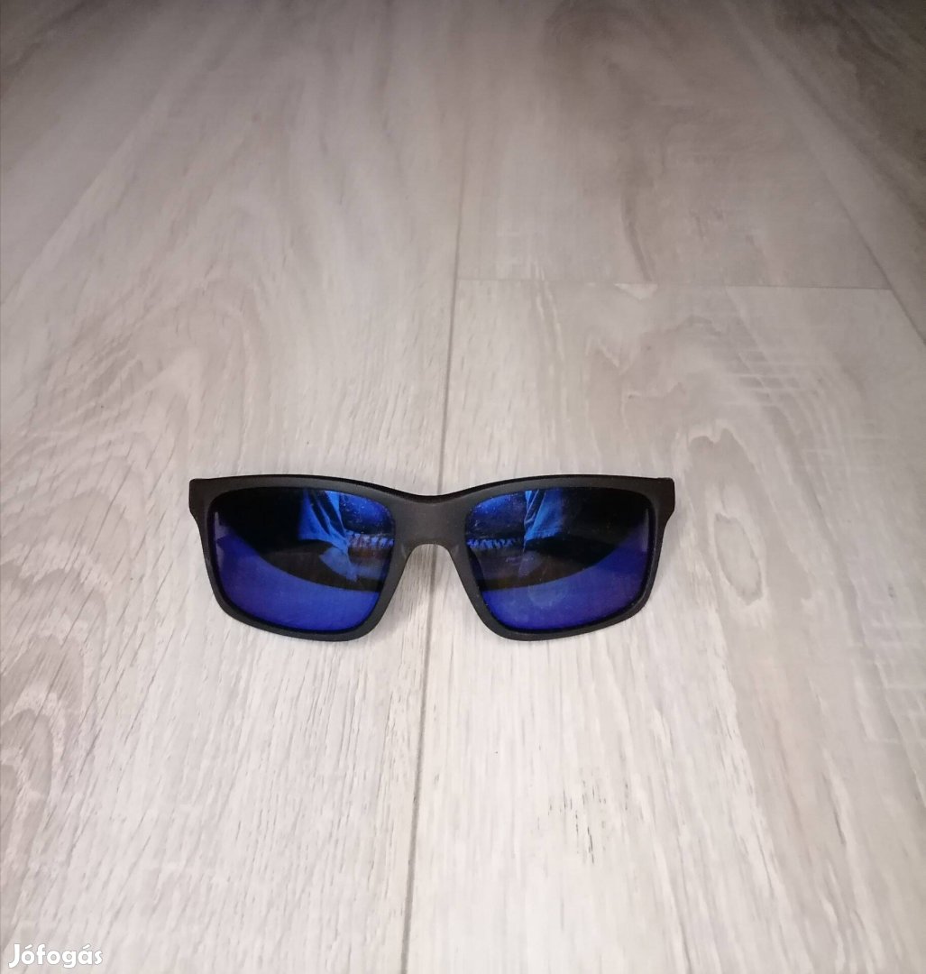 Fekete keretű napszemüveg kék lencsével