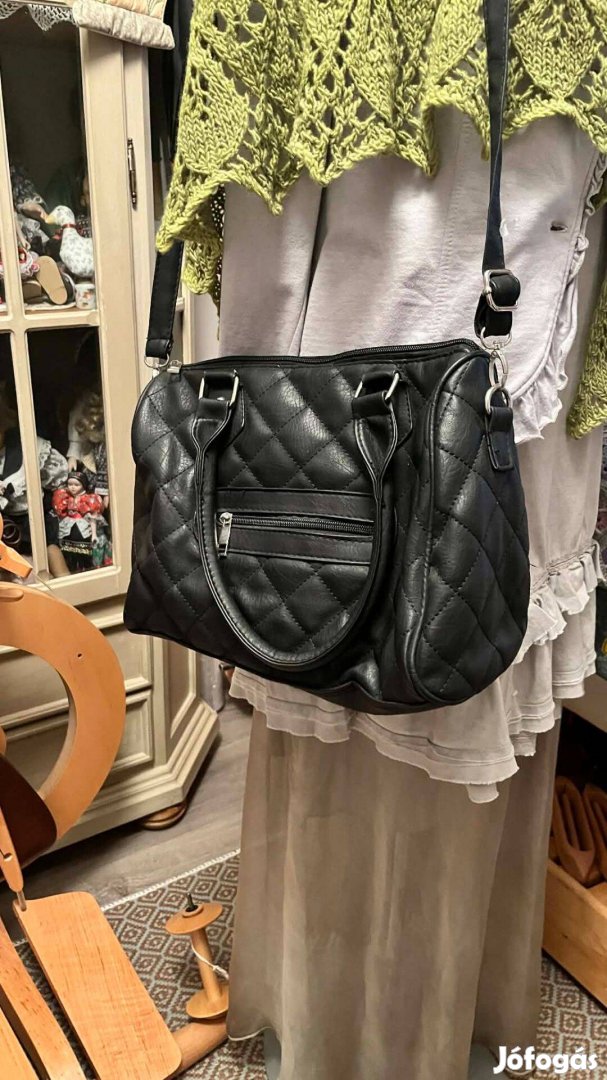 Fekete kéziválltáska