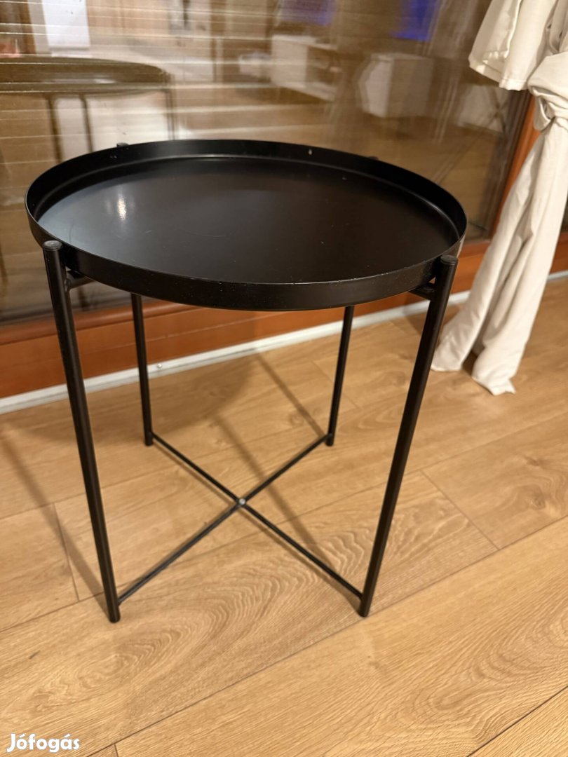 Fekete kis asztal, éjjeli szekrény