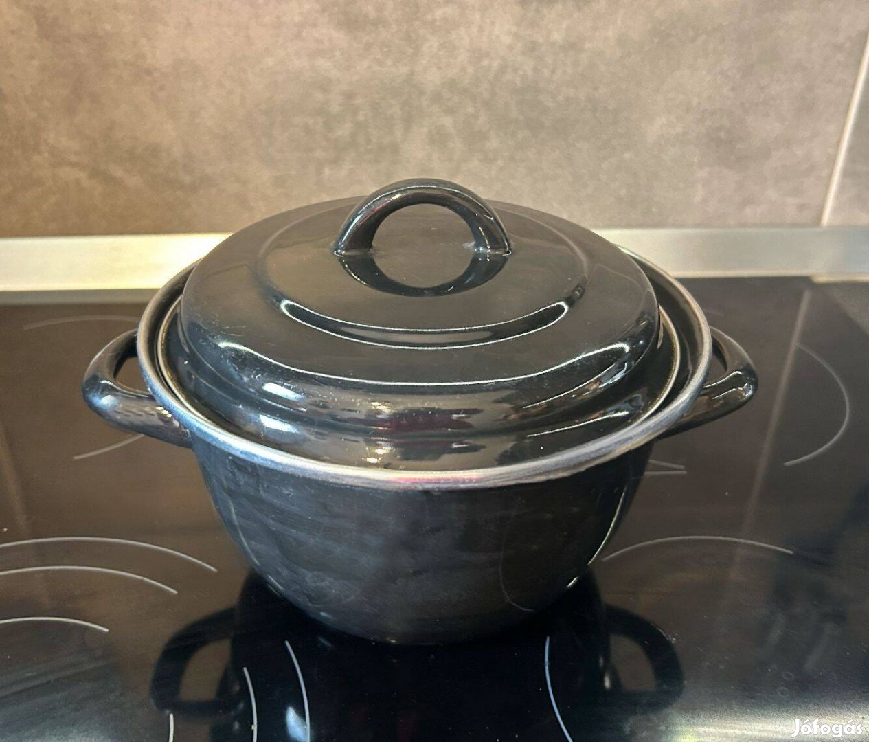 Fekete kis fazék fedővel
