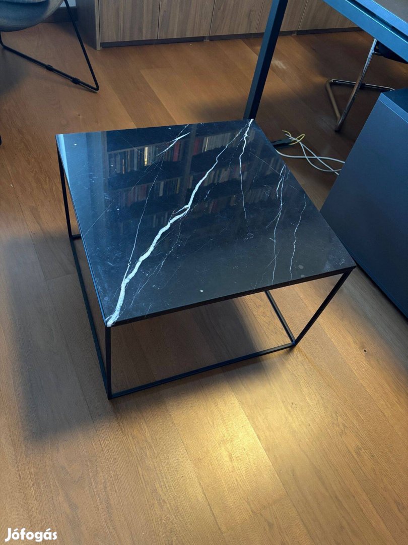 Fekete kőlapos fém lábas asztalka