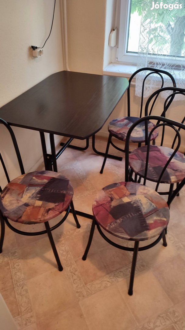 Fekete konyha asztal + 4 db szék. 
