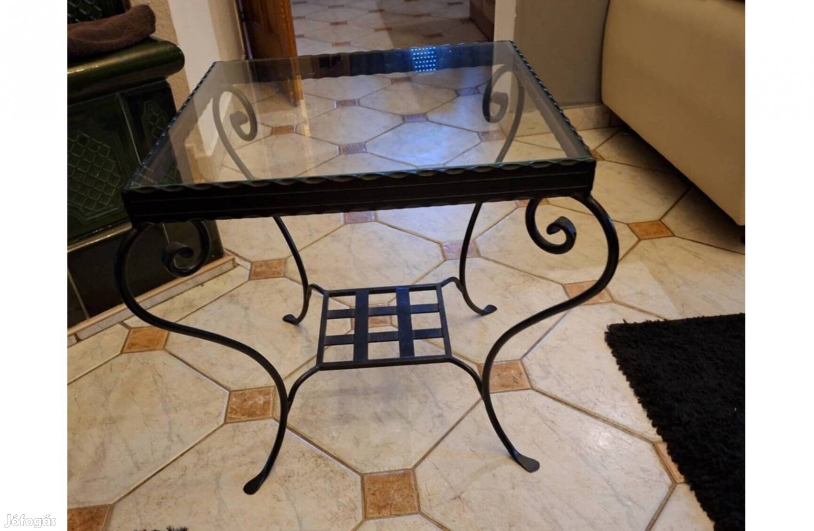 Fekete kovácsoltvas asztal üveg tetővel