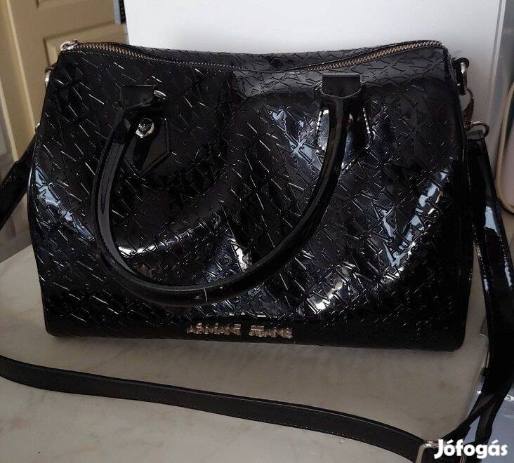 Fekete lakkbőr kéziválltáska márkás
