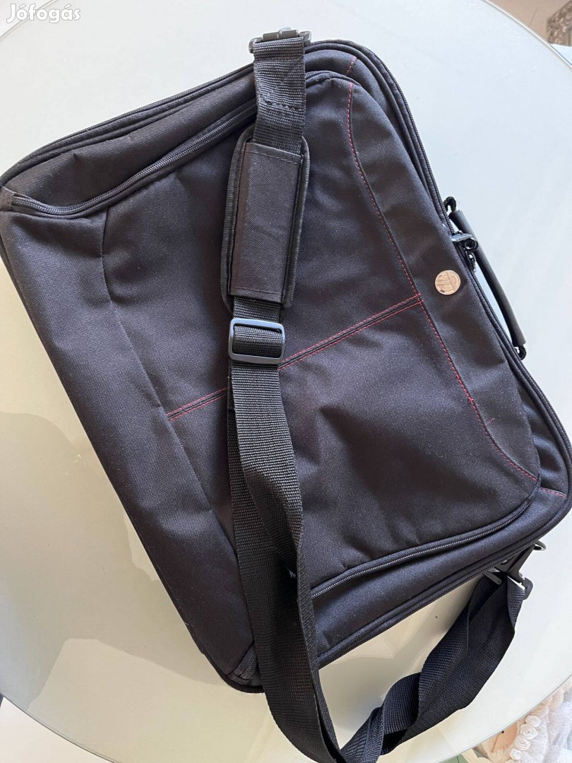 Fekete laptoptáska