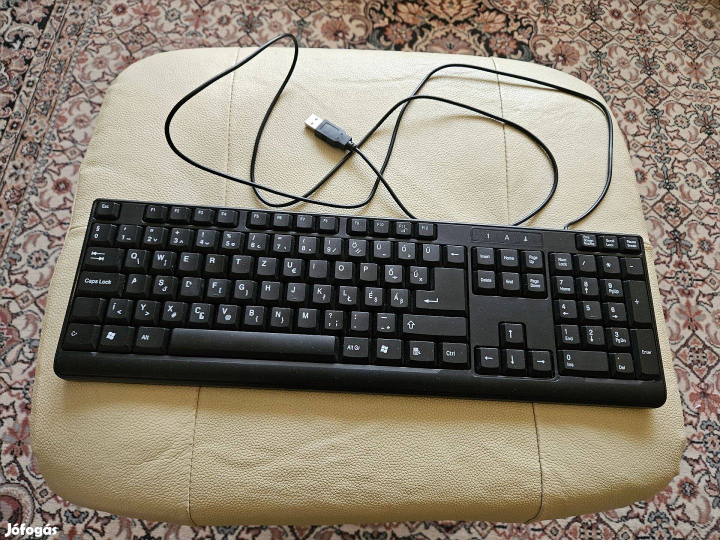 Fekete magyar nyelvű ékezetes vezetékes számítógép
