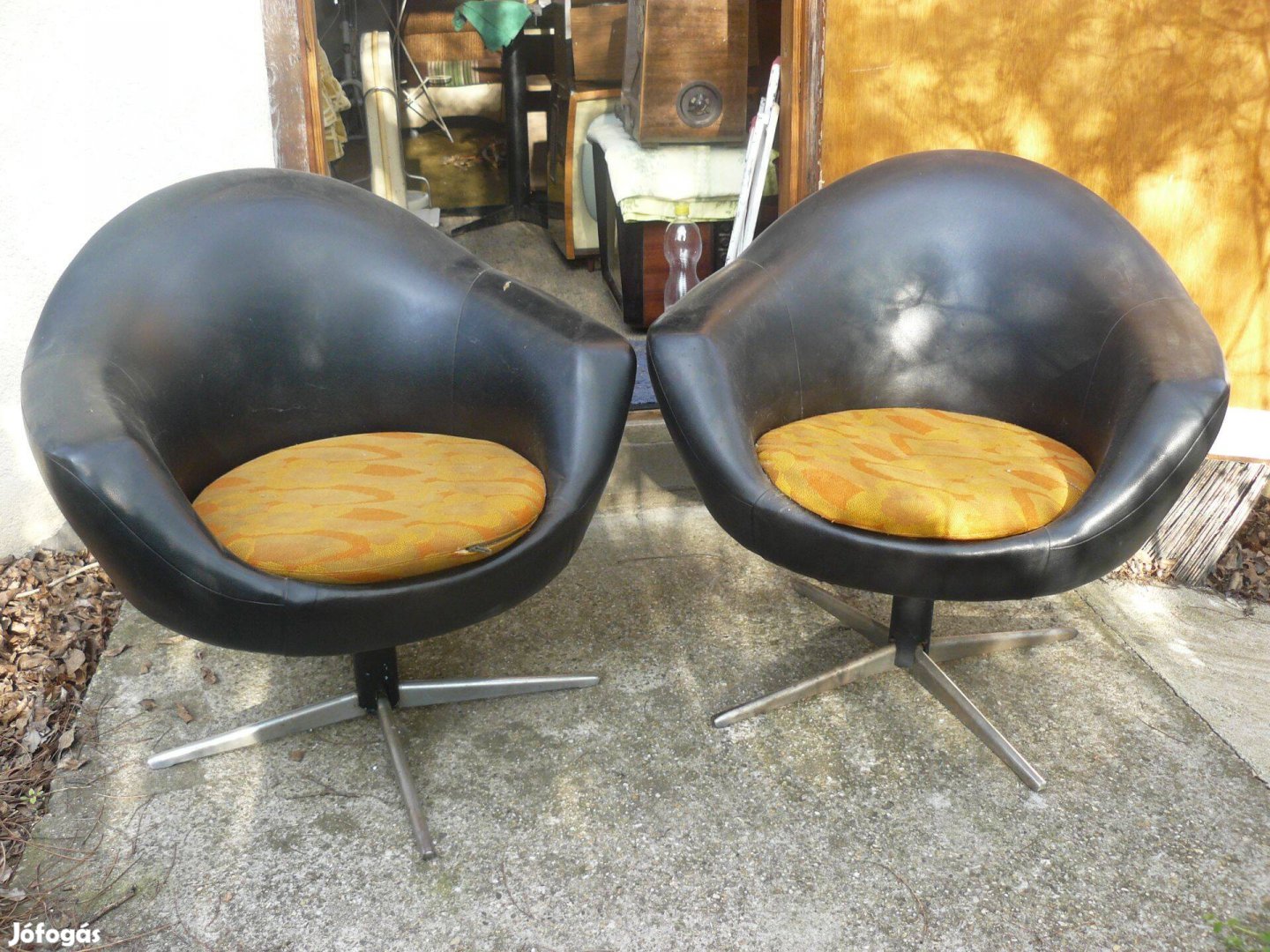 Fekete műbőr fotel pár , régi , retró , fémtalpas forgófotel