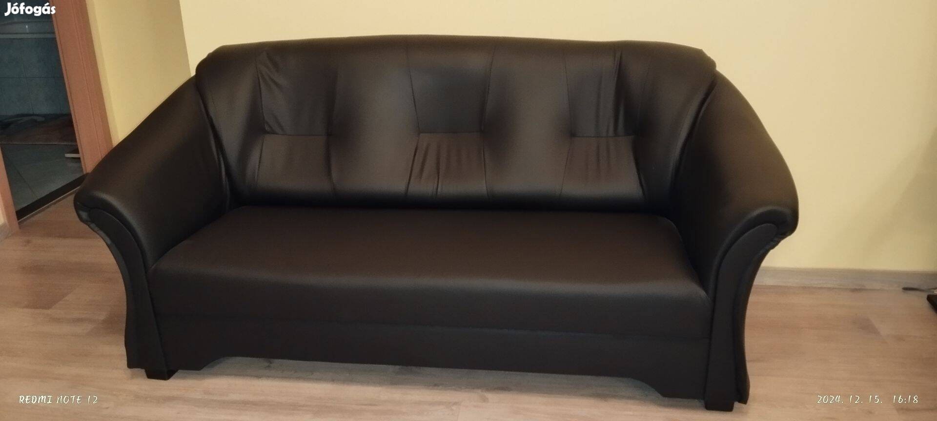Fekete műbőr kanapé