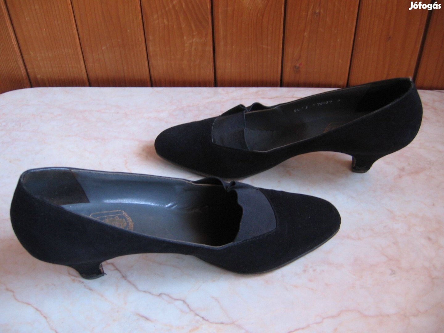 Fekete női bársonycipő gumi betéttel