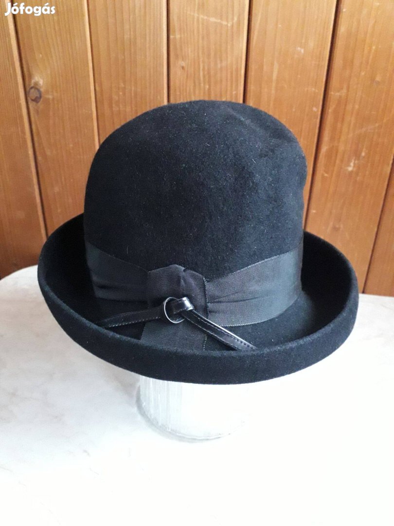 Fekete női kalap ripsz szalaggal, bőr díszítéssel, kellék