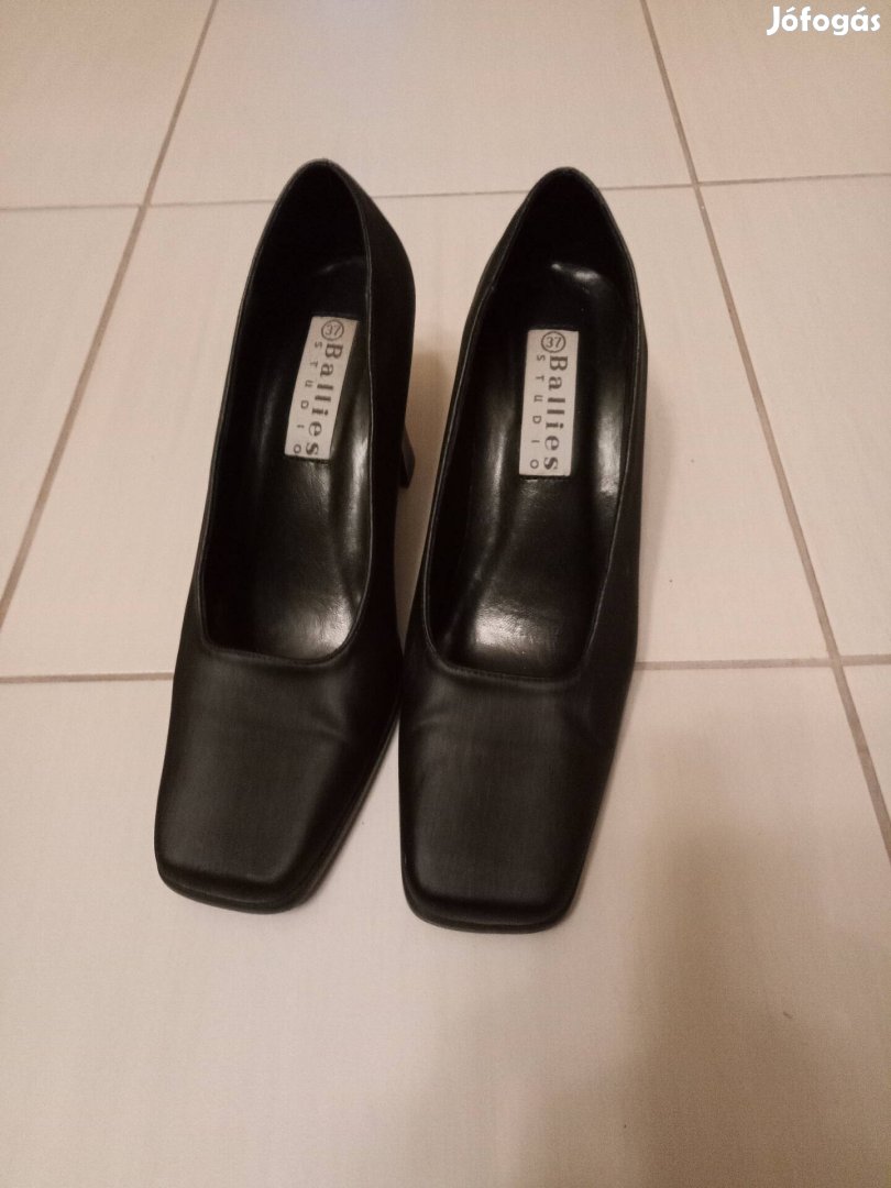Fekete női magassarkú cipő