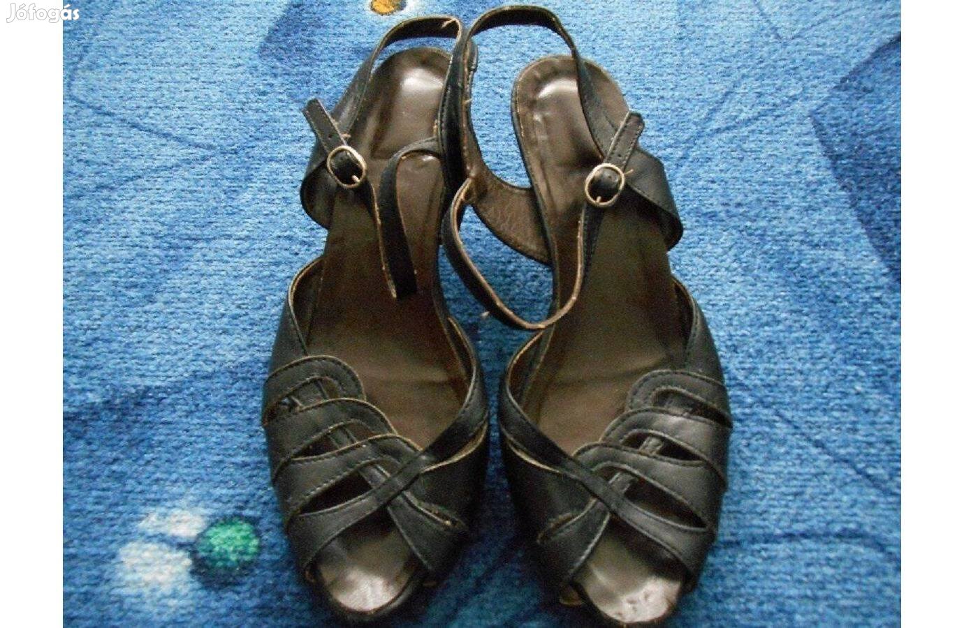 Fekete női szandál