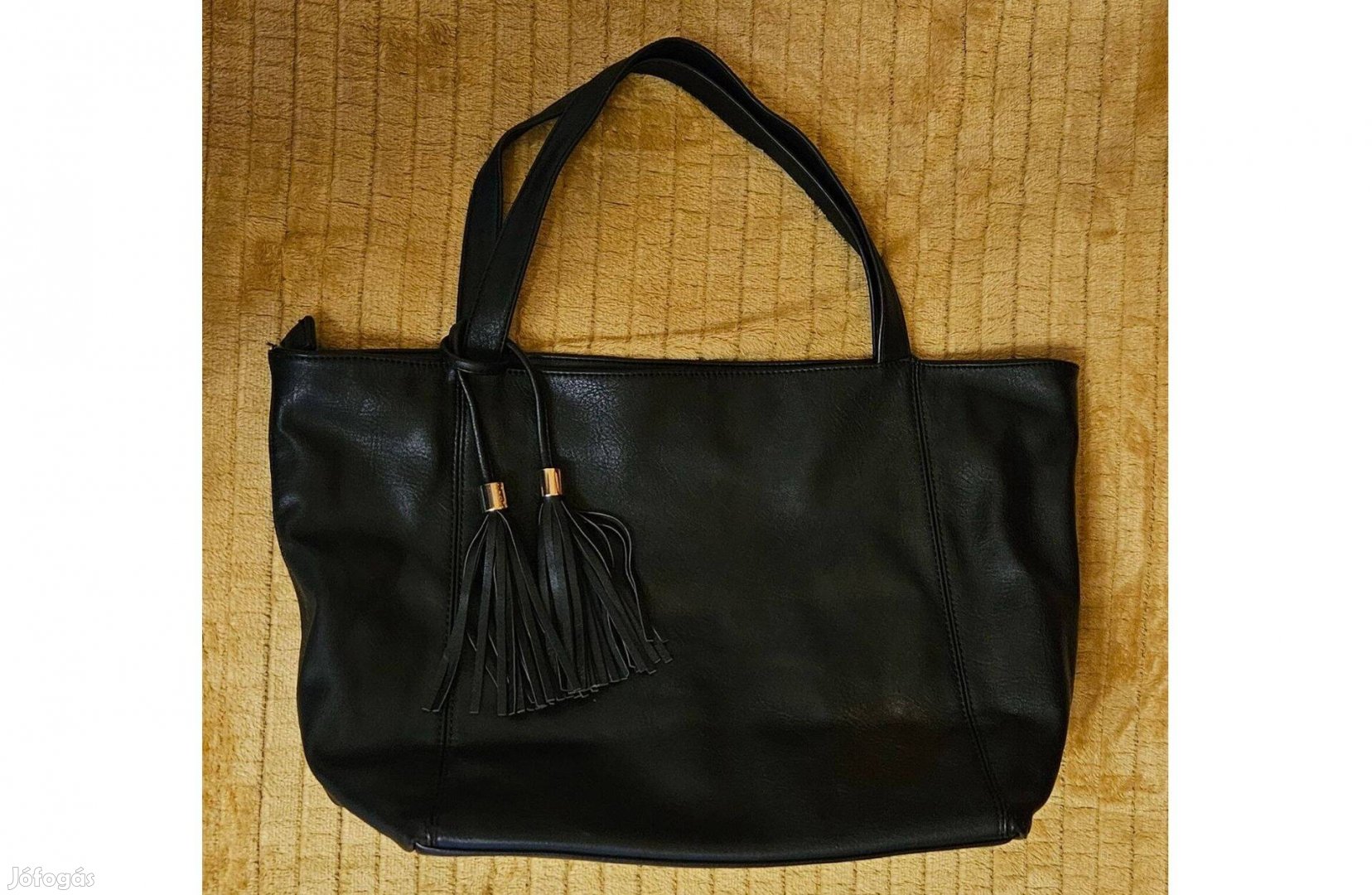 Fekete női táska - nagyméretű, rojtos díszítéssel