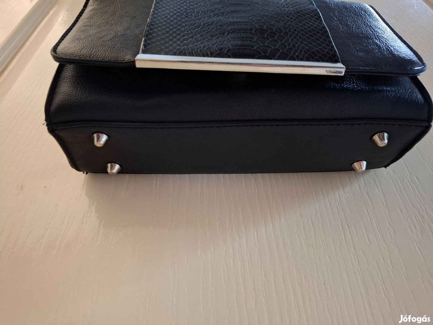 Fekete női táska pikkelyes mintásezüst csatt