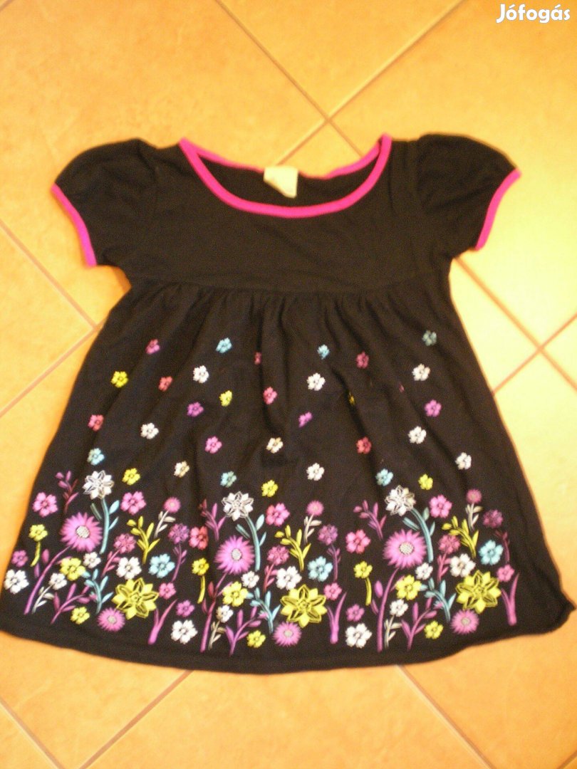 Fekete nyári ruha, színes virágokkal 7- 8 éves kislányra