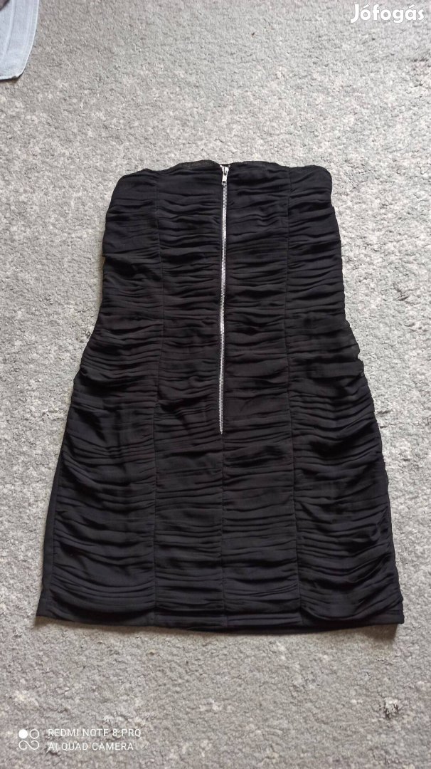 Fekete pánt nélküli alkalmi ruha