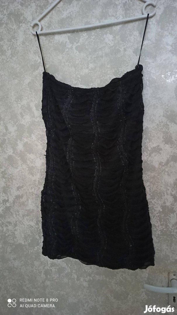 Fekete pánt nélküli elegáns miniruha