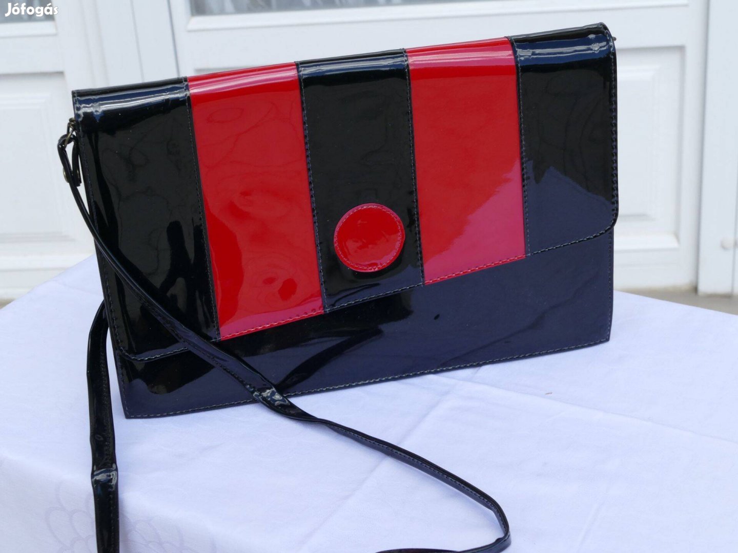 Fekete-piros lakk boríték táska