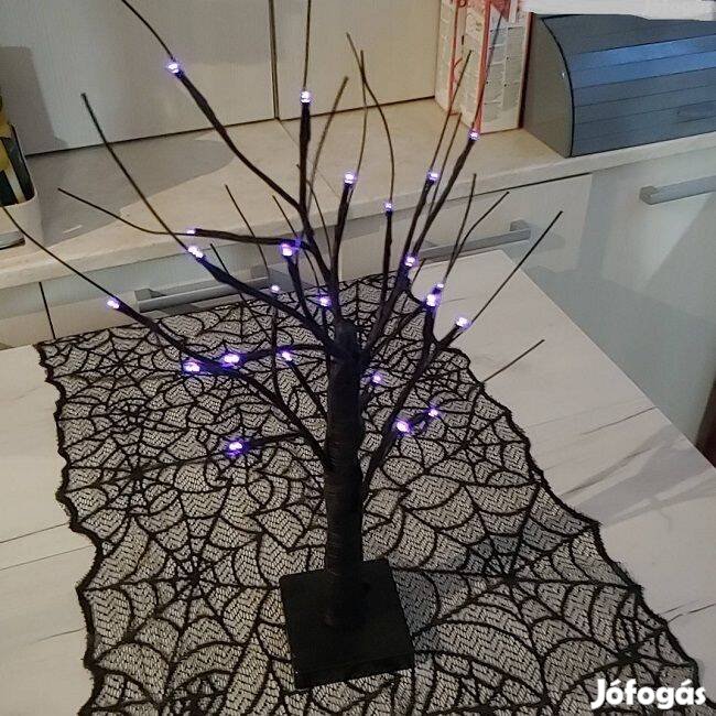Fekete pókhálós asztali futó + lila fényű fa