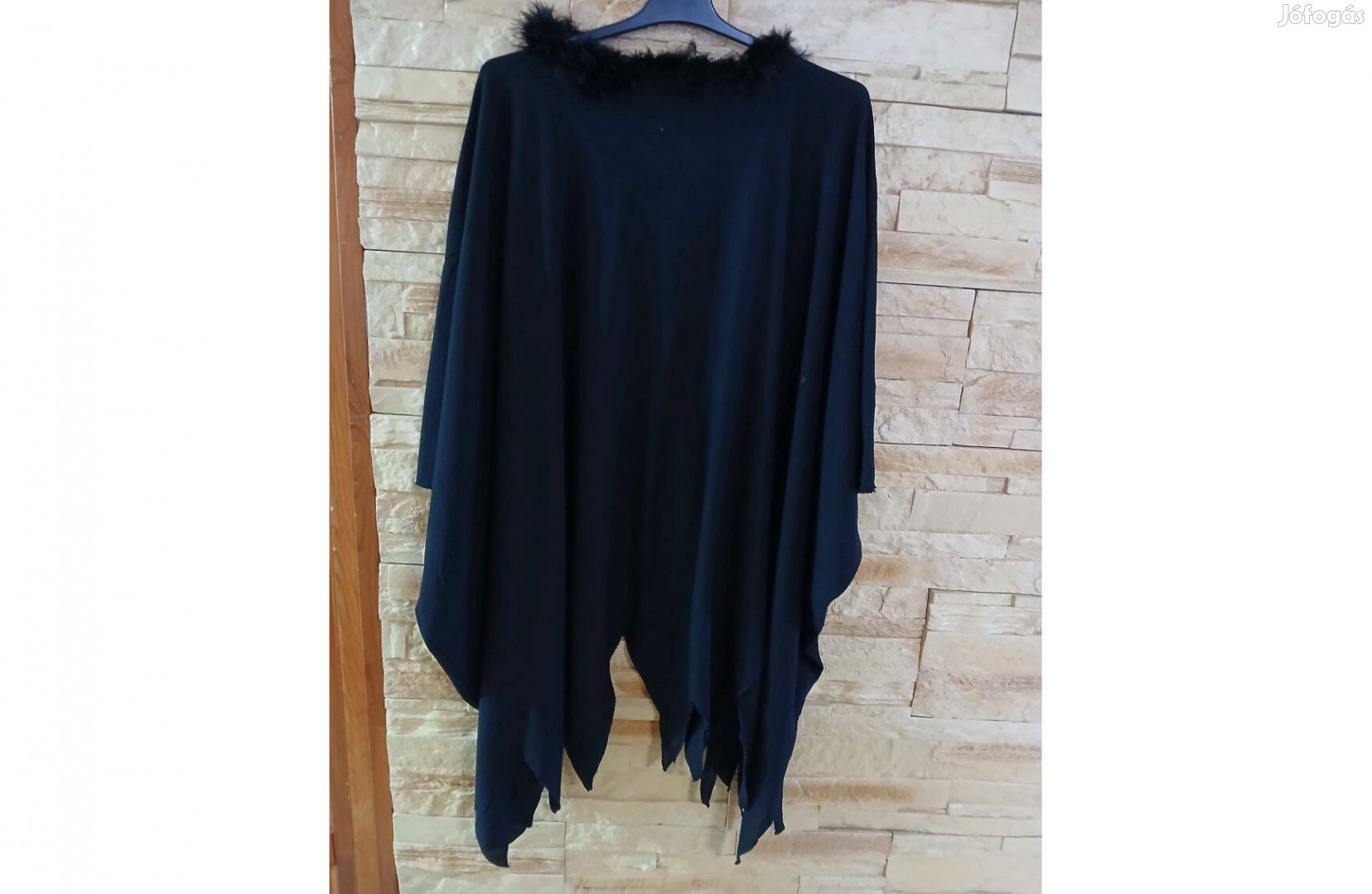 Fekete poncsó jelmez felnőttre,nagyobb gyermekre.