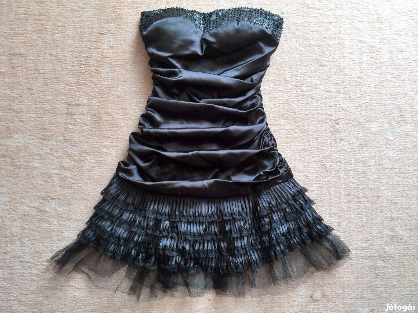 Fekete selyem szatén pánt nélküli tüllös alkalmi ruha XS-es méretű új