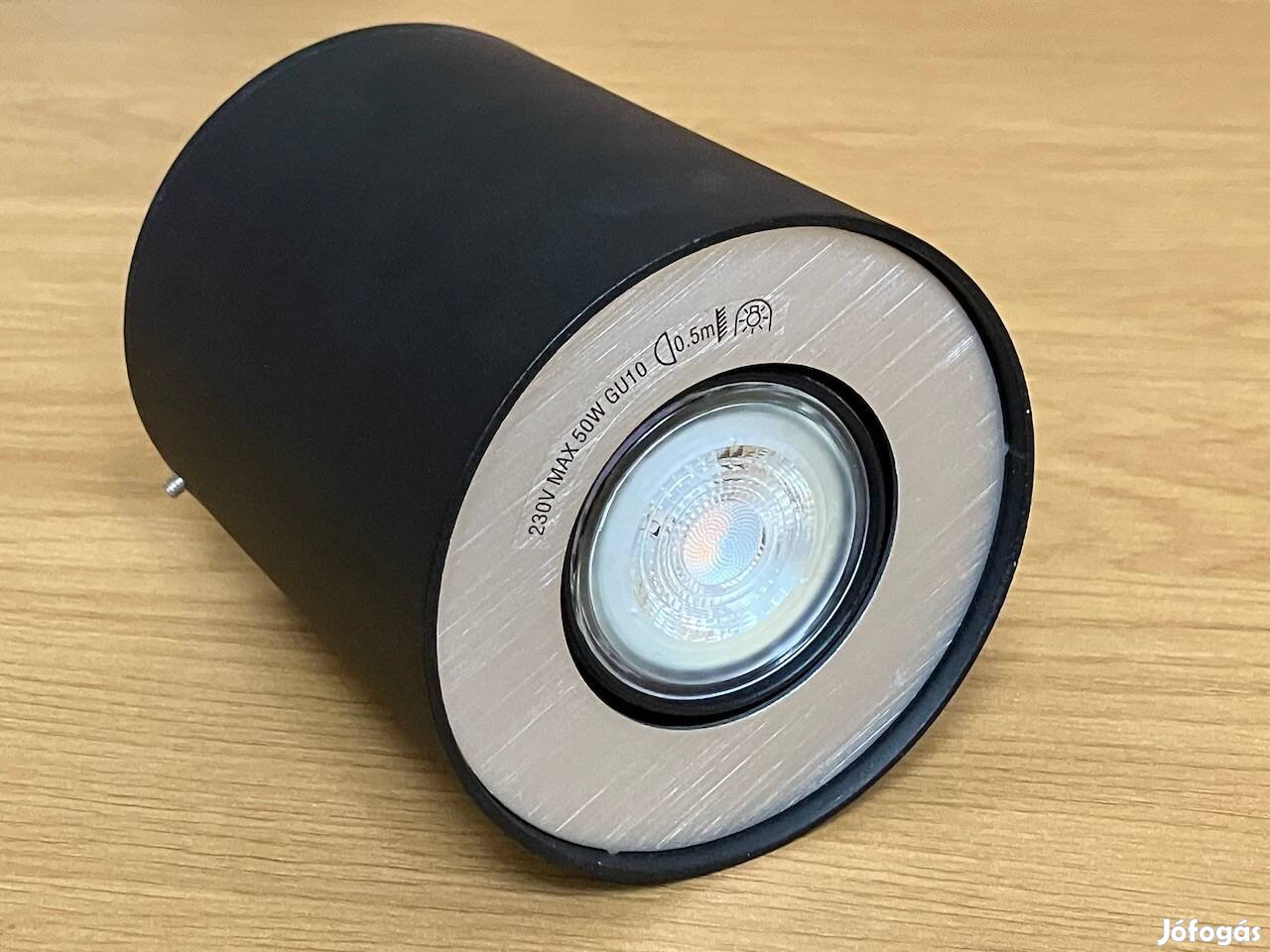 Fekete spotlámpa LED-es henger alakú