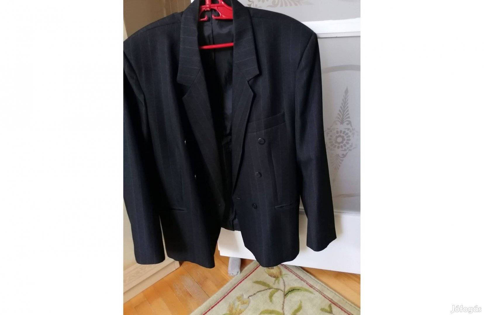 Fekete szálka mintás 54-es, megkímélt öltöny eladó