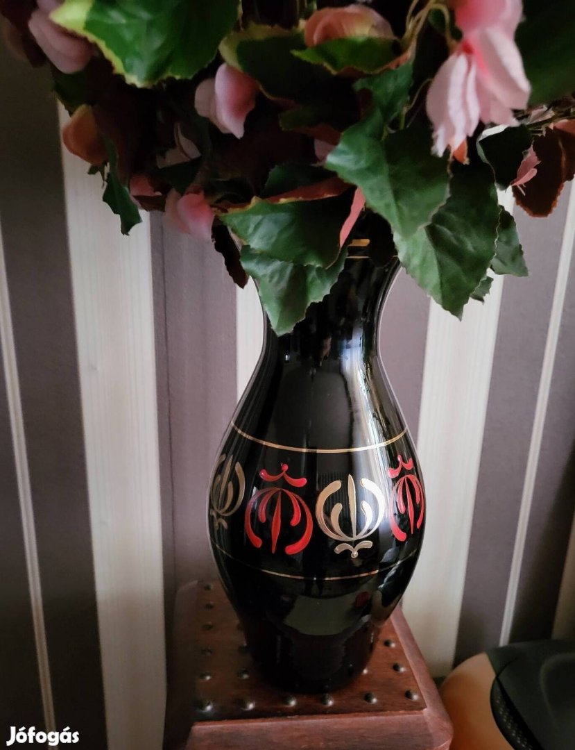 Fekete színes kerámia váza ( a művirággal dekoráció). 
