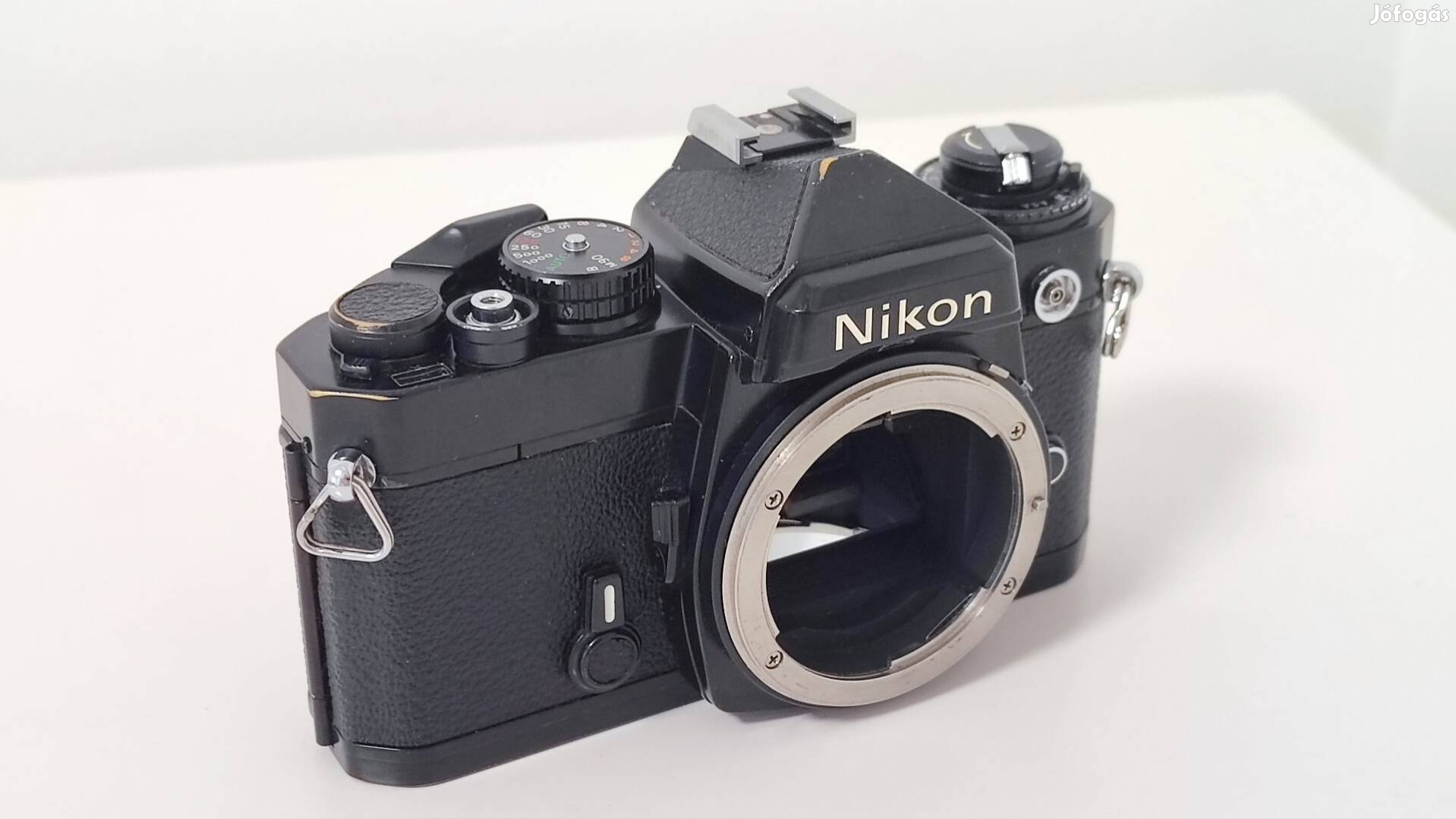 Fekete színű Nikon FE filmes fényképezőgép váz 