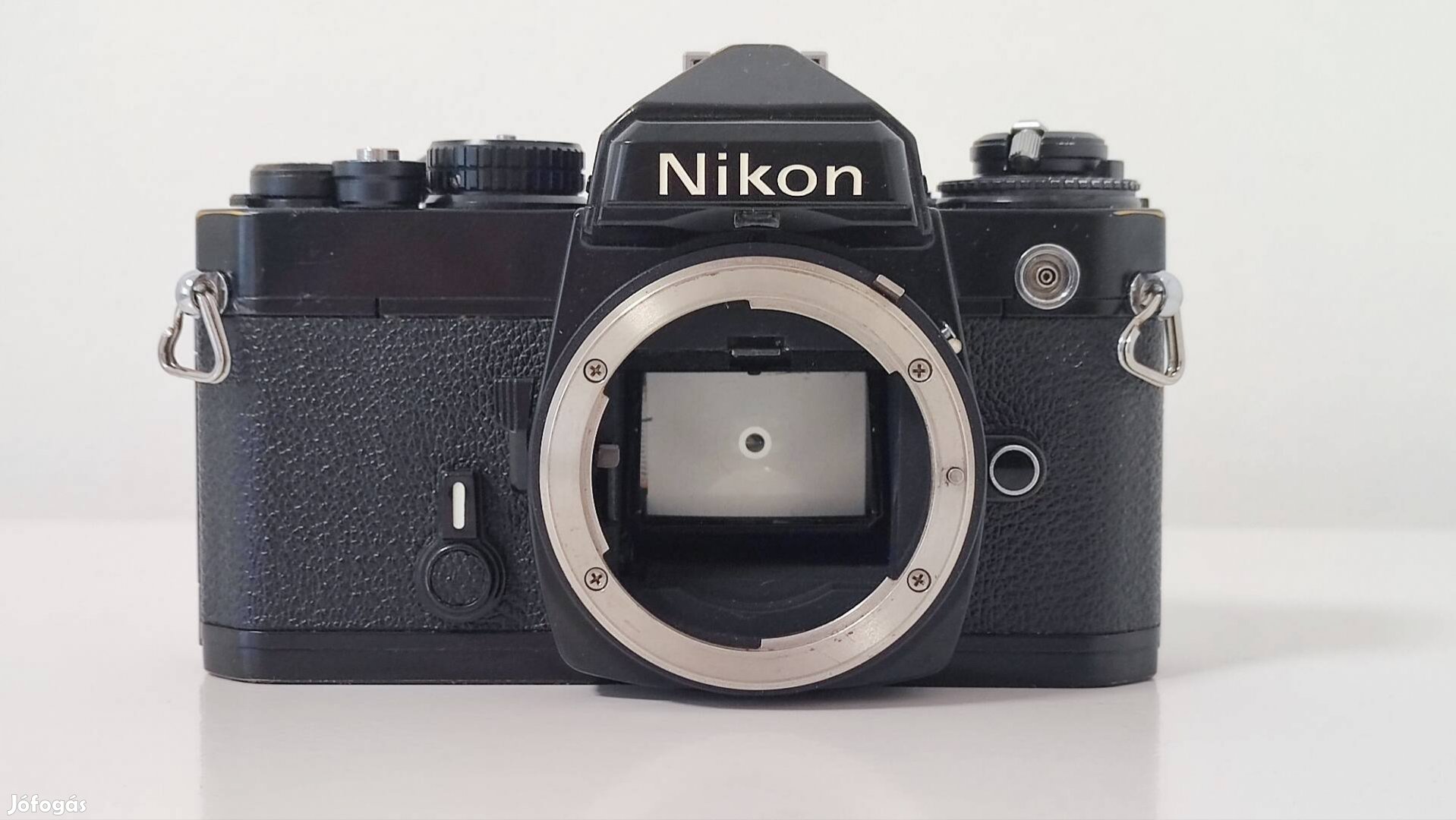 Fekete színű Nikon FE filmes fényképezőgép váz 