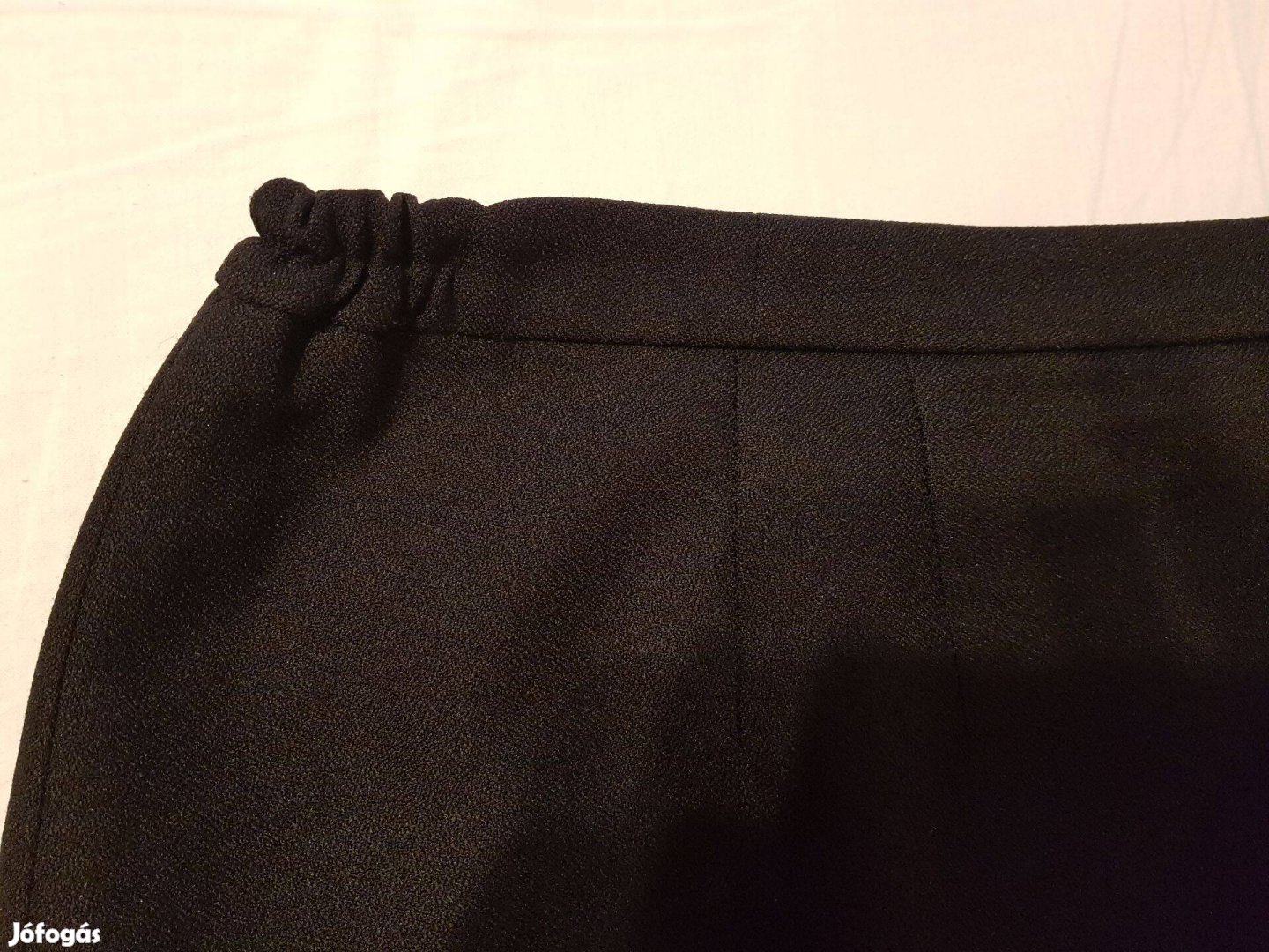 Fekete színű, egyenes vonalú szoknya selyembéléssel, 52-es méretben