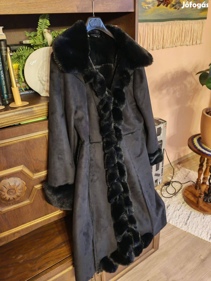 Fekete szőrmés műirha kabát, 46-os méretben