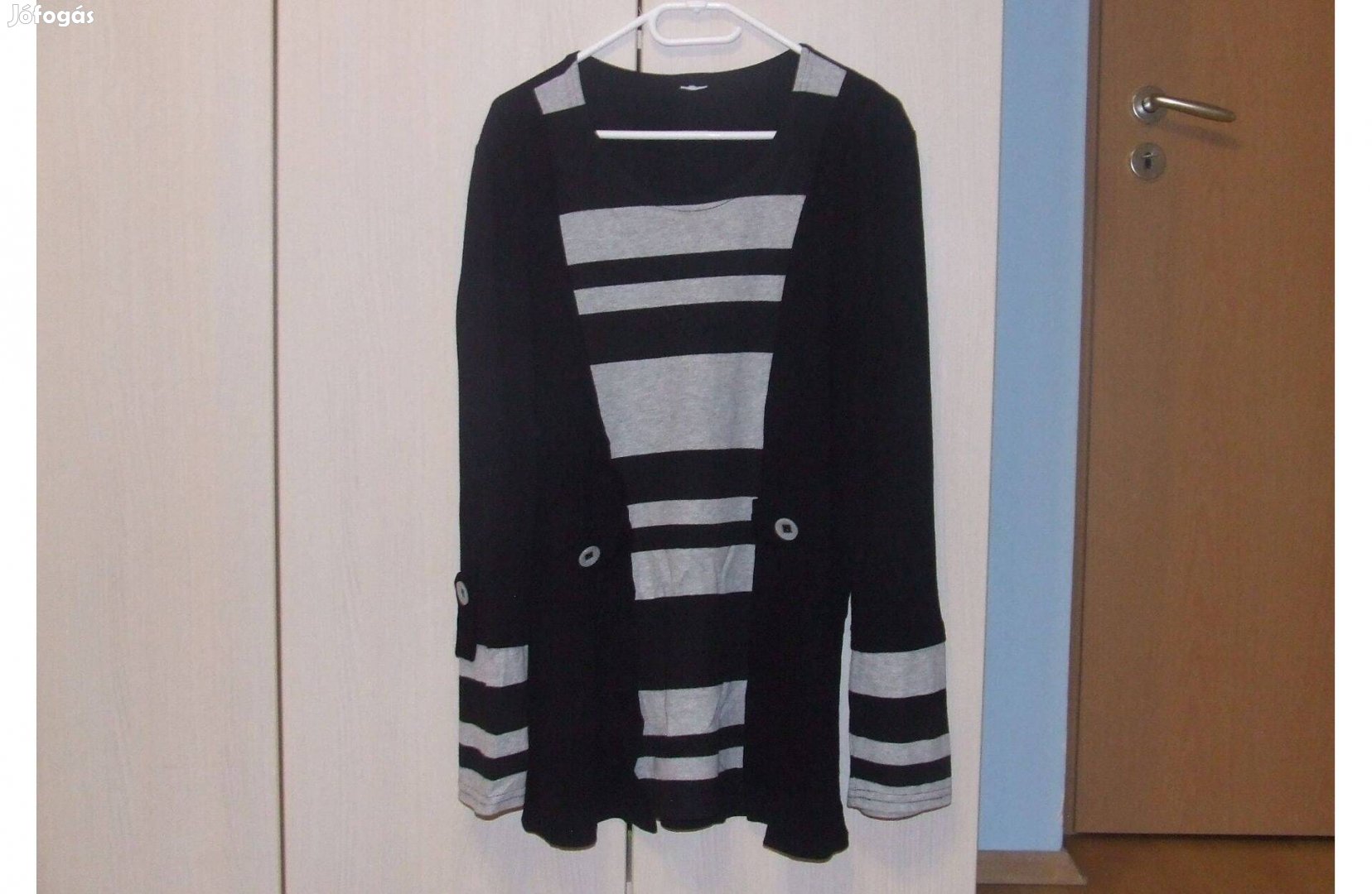 Fekete szürke női csikós pulóver