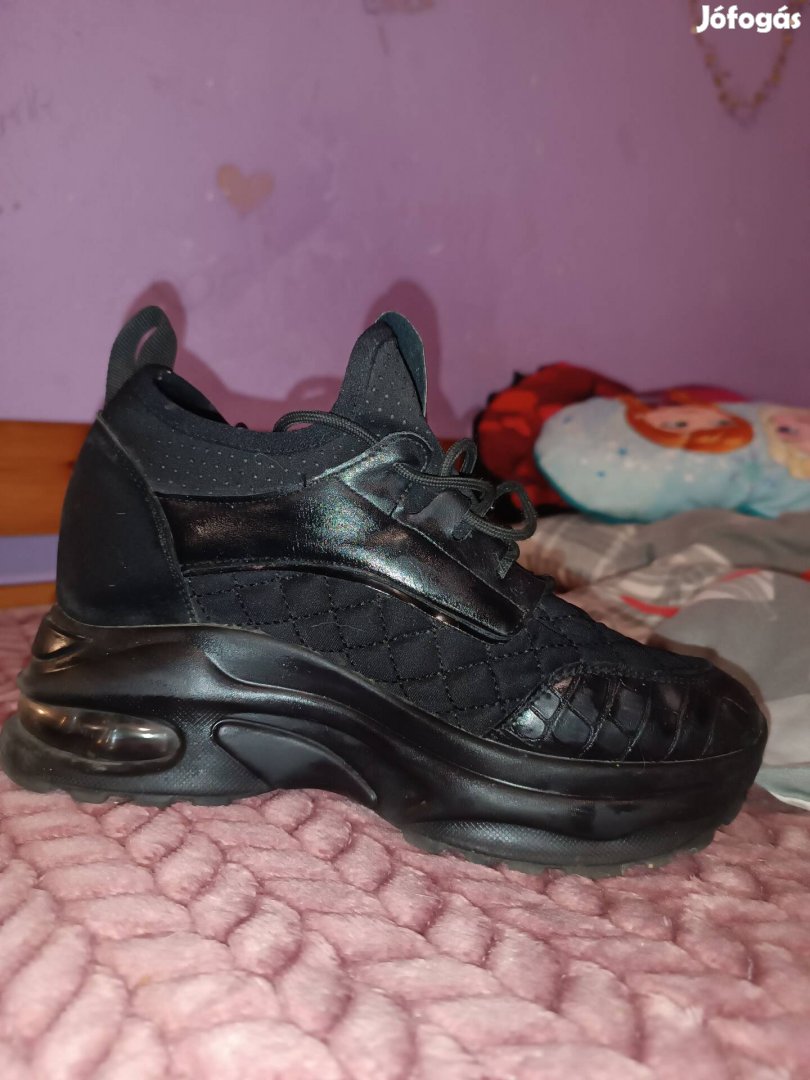 Fekete utcai cipő