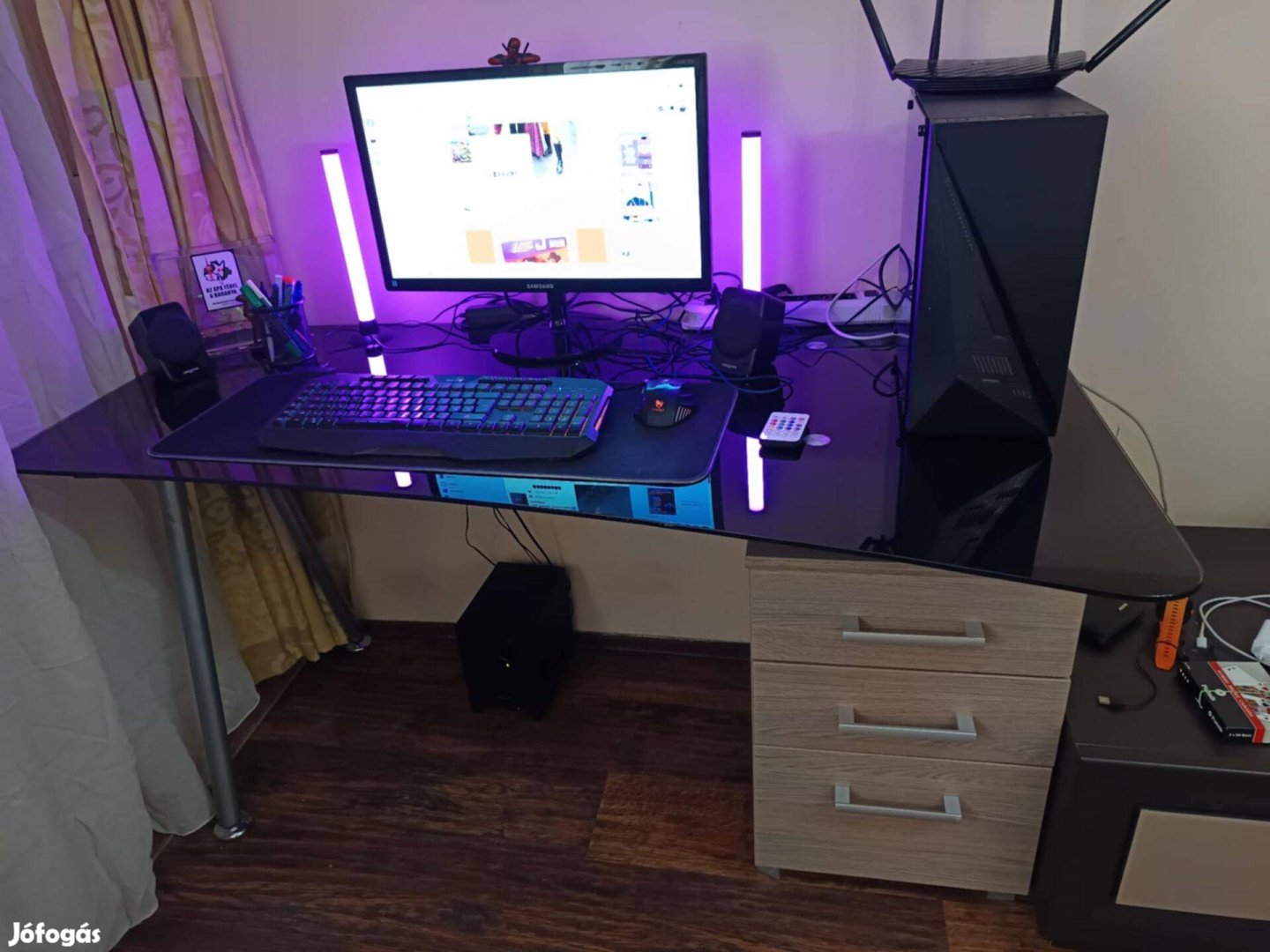 Fekete üveglapos, 3 fiókos íróasztal számítógépasztal