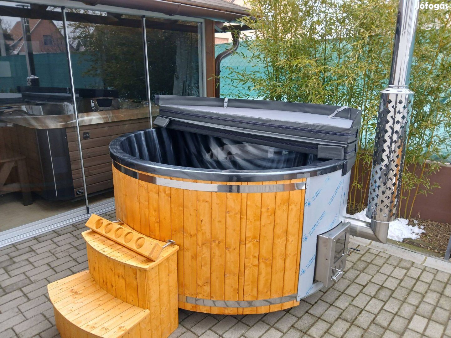 Feketemárvány betétes akril dézsafürdő, sózható dézsa, Jakuzzi, Fürdő
